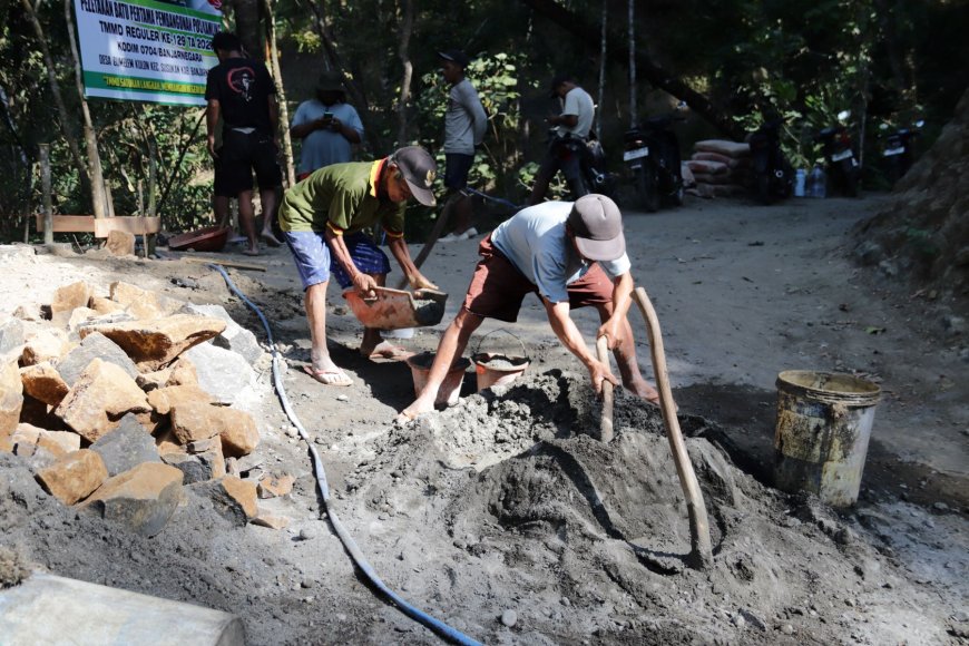 Semangat Gotong Royong yang Menguatkan Pondasi Pos Kamling TMMD