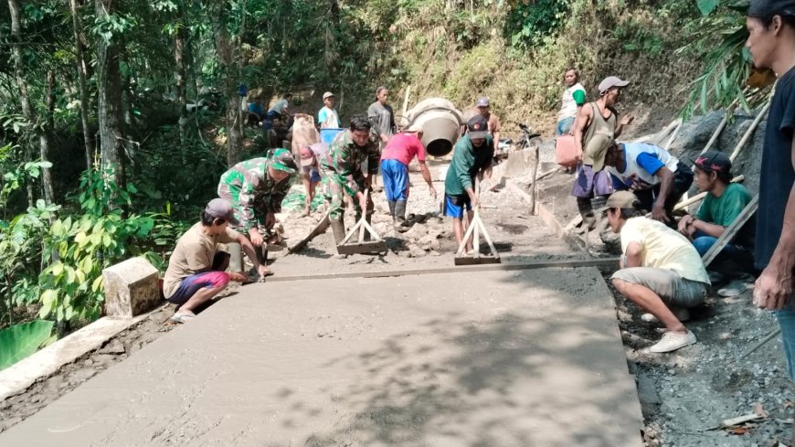 Di Balik Progres 24 Persen Sertu Agus dan Warga Menyatukan Keringat untuk Jalan Harapan