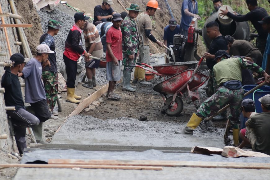 Kebersamaan TNI dan Warga Jadi Kekuatan Utama Percepat Pembangunan Jalan TMMD