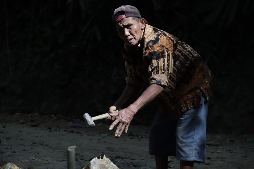 Usia 73 Tahun Sumardi Tetap Semangat Pecah Batu