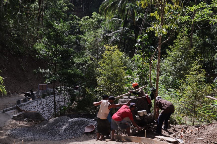 Gotong Royong Angkat Molen Semangat Kebersamaan Percepat Pembangunan Jalan TMMD