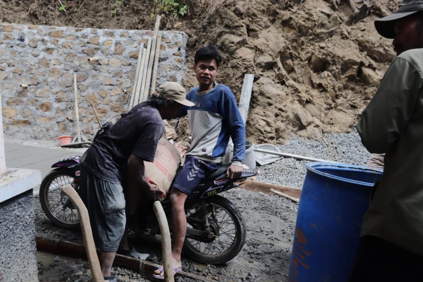 Motor Hilir Mudik Demi Jalan Desa