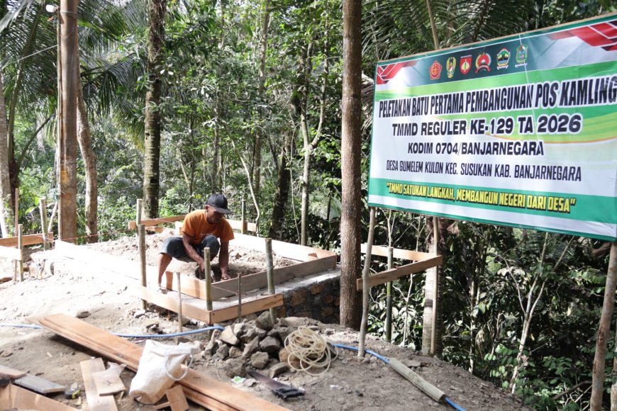 Pak Wondo Telaten Pasang Bekisting Pos Kamling TMMD Mulai Terbentuk