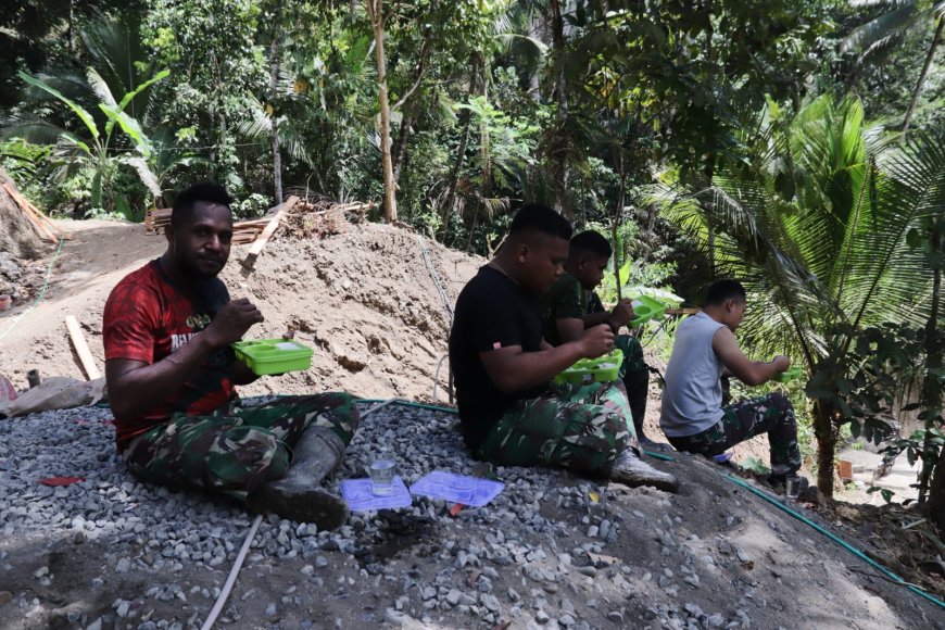 Lesehan Hangat Pererat TNI dan Warga