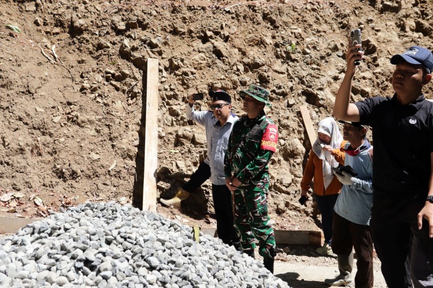 Dandim Tinjau Pengecoran Jalan TMMD Reg 129