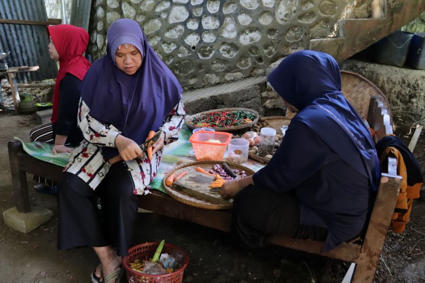Bu Sarijem Dapur Semangat TMMD Reg 129 Gumelem Kulon