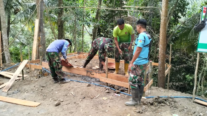 Pratu Firman dan Warga Bangun Pos Kamling