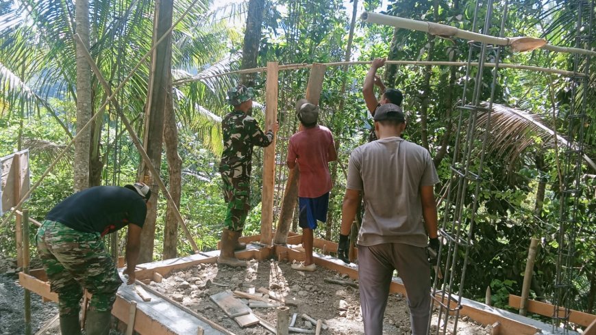 Sertu Agus dan Warga Kompak Pasang Bekisting Pos Kamling TMMD