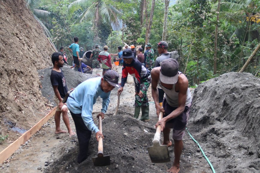 Sartono Cangkul Pasir Demi TMMD Reguler ke-129 Gumelem Kulon