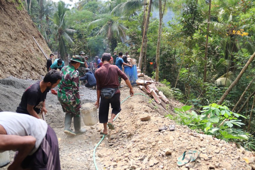 Pelda Ratam dan Warga Kompak Angkut Ember Gotong Royong Percepat Pengecoran TMMD