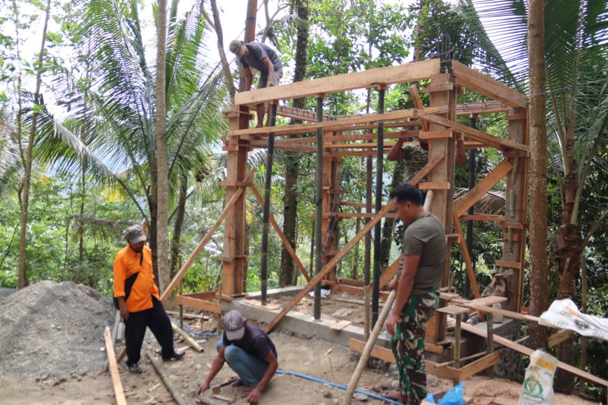Triyono dan Satgas TMMD Percepat Pembangunan Pos Kamling Progres Capai 40 Persen