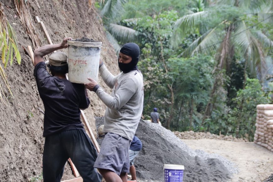 Langsir Pasir Tanpa Lelah Sanudin Ikut Wujudkan Jalan Impian Desa