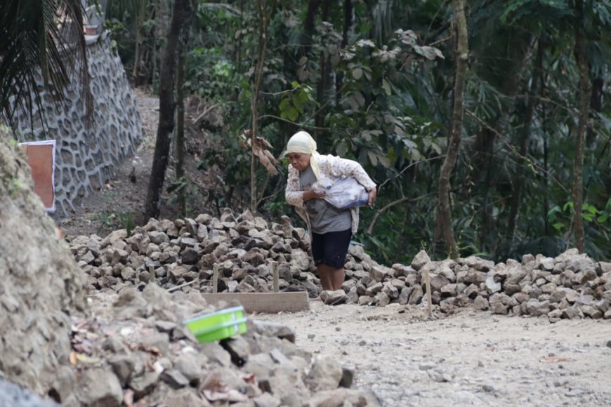 Mbah Sariyem Tak Mau Tinggal Diam Karung Batu Kecil Jadi Bukti Semangat Gotong Royong