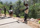 Sentuhan Akhir di Permukaan Beton Ketelitian Samsi Menentukan Kualitas Jalan TMMD