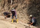 Perkuat Bekisting Pak Madrohim Pastikan Cor Beton TMMD Tetap Kokoh