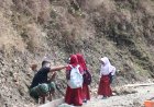 Dua Bocah Kembar Minta Salim Hangatkan Suasana TMMD Gumelem Kulon
