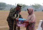 Danrem 071 Wijayakusuma Berikan Bingkisan Sembako Lengkapi Kesan Humanis Penutupan TMMD ke-129