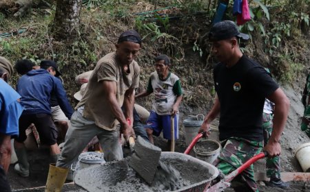 Angkong pun Harus Mengantre Sertu Simon Jaga Ritme Pengecoran TMMD