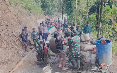 TNI Polri dan Warga Bersatu Kebut Pengecoran Jalan Impian Kian Nyata
