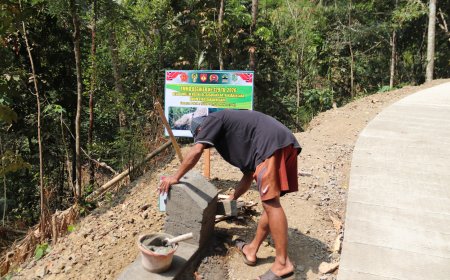 Sentuhan Akhir Eko Pembatas Jalan TMMD Mulai Terlihat Rapi