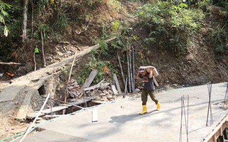 Rohadi Panggul Semen Demi Kelancaran Pengecoran Jalan TMMD