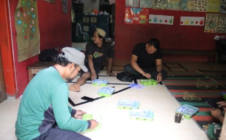 Makan Siang Sederhana Kebersamaan Pak Wondo dan Serka Munasibun Warnai TMMD