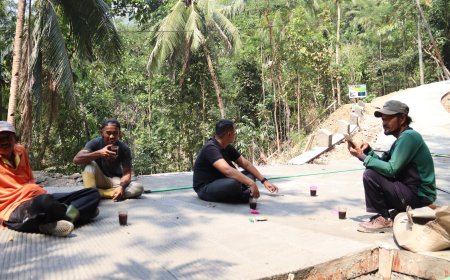 Secangkir Kopi di Tengah TMMD Hangatkan Kebersamaan TNI dan Warga