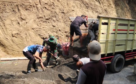TNI Polri dan Warga Kompak Bongkar Pasir Gotong Royong Percepat Pembangunan TMMD