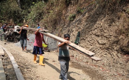Papan di Pundak Kekompakan Warga Gumelem Kulon Menguatkan TMMD
