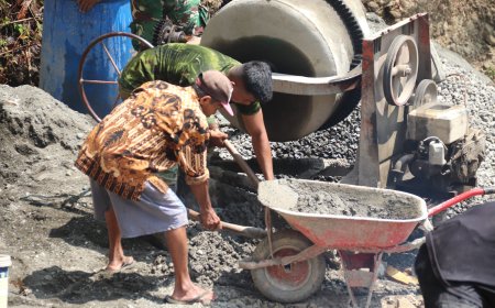 Mbah Hadi Tak Mau Tinggal Diam Ikut Bergotong Royong Demi Jalan Impian Desa