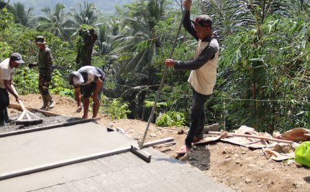 Sentuhan Akhir di Permukaan Beton Ketelitian Samsi Menentukan Kualitas Jalan TMMD