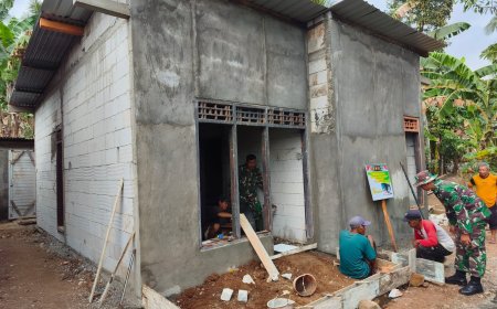 Rumah Pak Toid Kian Layak Huni Pemasangan Keramik Jadi Tanda RTLH Hampir Rampung