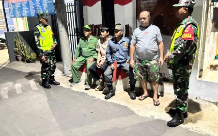 Anggota Koramil 02 Klampok Bersama Warga Dan Satlinmas  Melaksanakan Kegiatan Patroli Siskamling Diwilayah