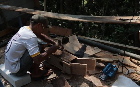 Tangan Terampil Tukang Bentuk Bekisting Plat Beton TMMD Siap Dicor
