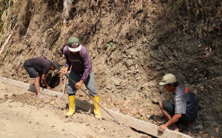 Perkuat Bekisting Pak Madrohim Pastikan Cor Beton TMMD Tetap Kokoh