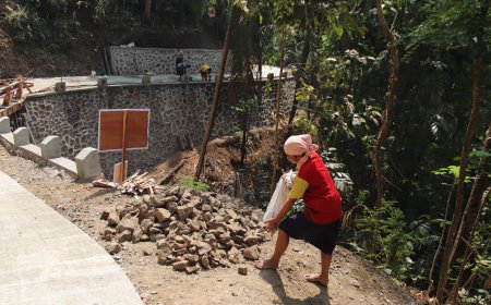 Setumpuk Batu Sejuta Harapan Perjuangan Mbah Sariem untuk Jalan Impian Desa