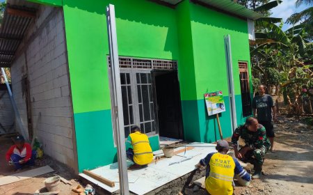 Lantai Mulai Berkeramik RTLH Pak Toid Capai 75 Persen