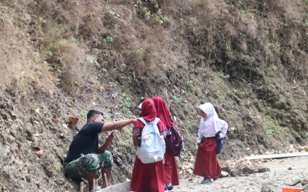 Dua Bocah Kembar Minta Salim Hangatkan Suasana TMMD Gumelem Kulon