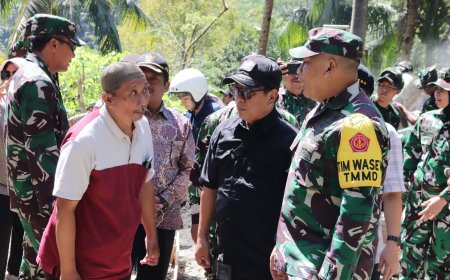 Dari Desa untuk Pendidikan Kades Gumelem Kulon Kenalkan Kepala SDN 6 kepada Tim Wasev TMMD