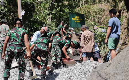 Bersatu di Atas Jalan Beton TNI Polri Pemerintah dan Warga Bangun Harapan di Gumelem Kulon