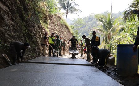 Angkong Jadi Andalan Gotong Royong TNI dan Warga Tak Kenal Lelah di Gumelem Kulon