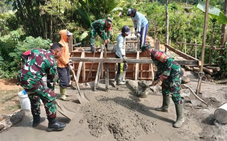 Anggota Koramil 17 Wanayasa melaksanakan Karya Bhakti bangun Jembatan Garuda di Desa Binaan