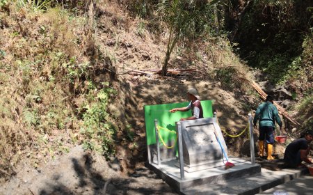 Tangan Tukang Tak Berhenti Tugu Prasasti TMMD Gumelem Kulon Dipercantik