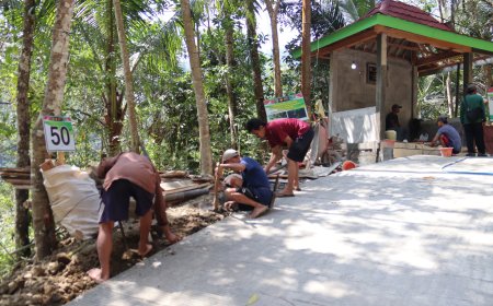 Pembereman Rabat Beton Tahap Akhir Satgas TMMD Sempurnakan Jalan Warga Gumelem Kulon