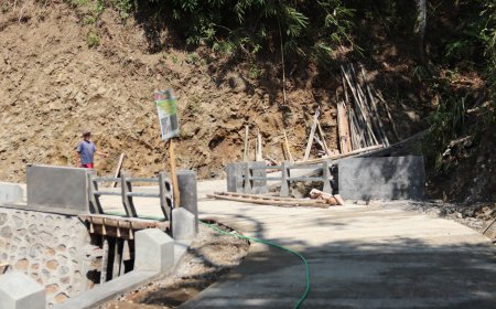 Tinggal Pengecatan Enam Plat Beton TMMD Gumelem Kulon Hampir Sempurna