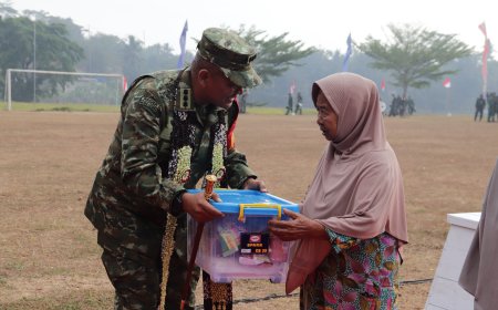 Danrem 071 Wijayakusuma Berikan Bingkisan Sembako Lengkapi Kesan Humanis Penutupan TMMD ke-129