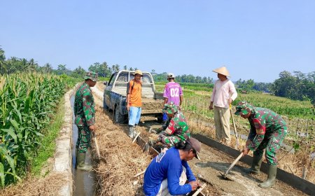 Babinsa Gumingsir Bersama Warga Gotong Royong Bangun Jalan Usaha Tani