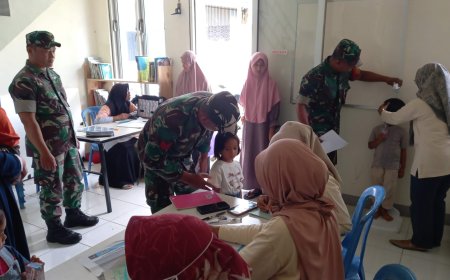 Babinsa Koramil 04/Karangkobar Bantu Bidan Desa Dampingi Giat Posyandu Balita