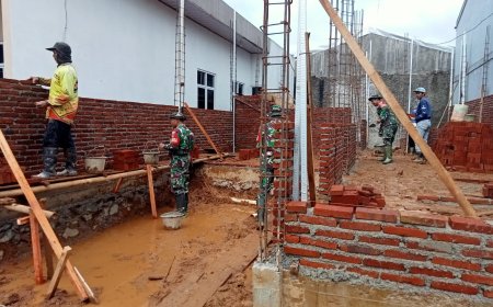 Danramil 06 kalibening bersama warga melaksanakan pendampingan kegiatan Rehabilitasi Rumah Tidak Layak Huni