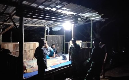 Membaur Bersama Masyarakat Babinsa Laksanakan Patroli Siskamling Guna Ciptakan Keamanan Lingkungan